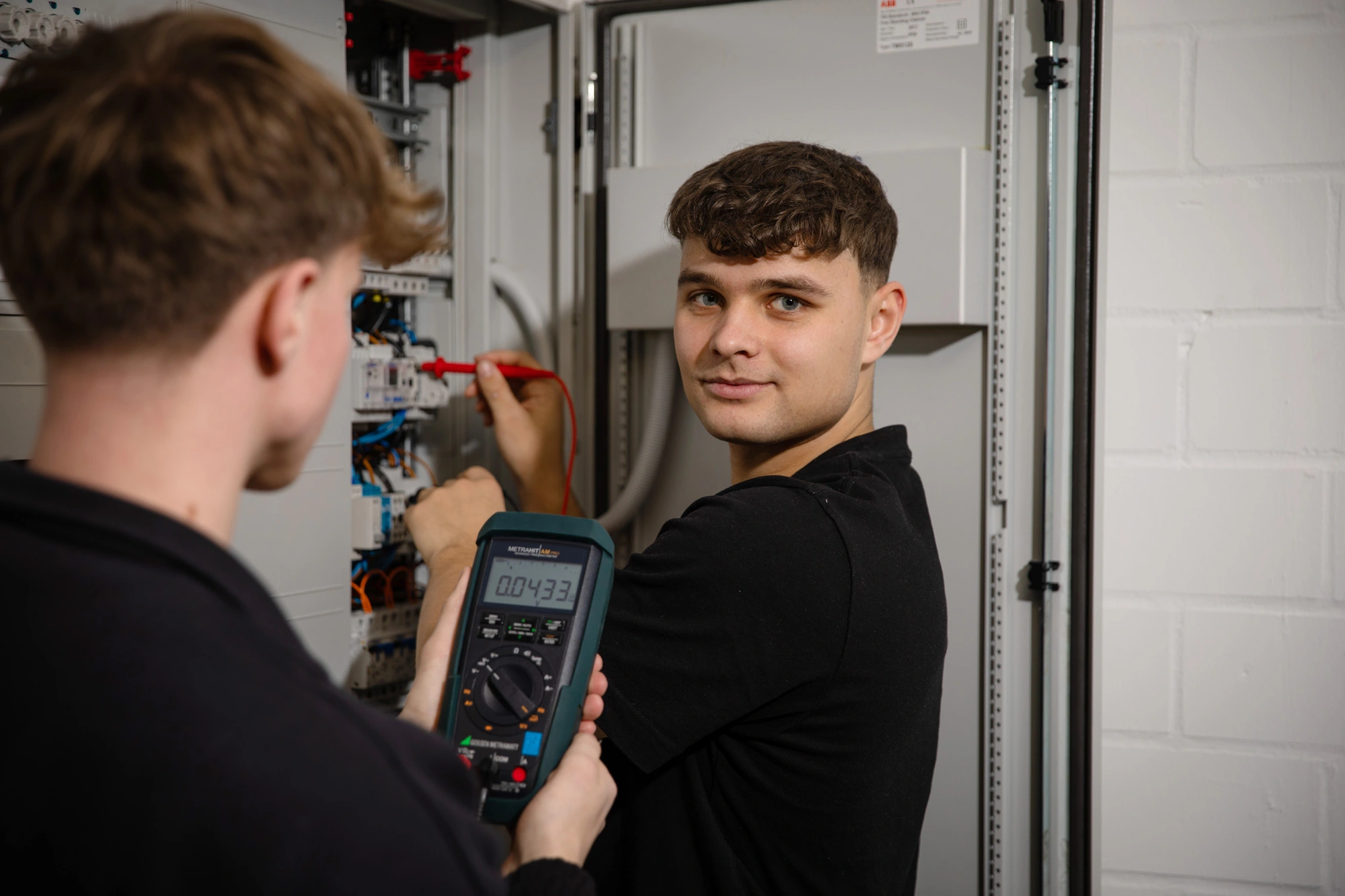 Elektroniker bei der Arbeit